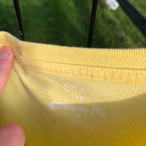 Yellow tshirt - Picture 2 of 4